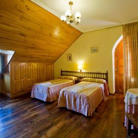 Hotel Restaurante La Casilla，位于坎加斯德尔纳尔塞亚的酒店