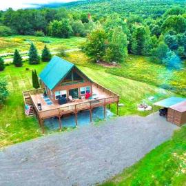 Journeys End Chalet - Minutes to Jay Peak!，位于Jay的酒店