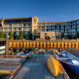 Oceanfront Suites at Cowichan Bay，位于科威恰湾的酒店
