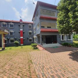 Lake Side Resort Neermahal,位于Melāghar的酒店