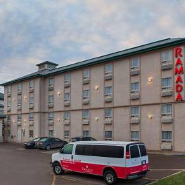 Ramada by Wyndham Red Deer Hotel & Suites，位于雷德迪尔的酒店