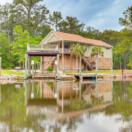 Bayou La Batre Stilted House on Snake Bayou!，位于Bayou La Batre的酒店