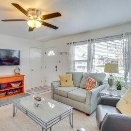 Charming Orem Home w/ Yard - Near BYU & UVU!，位于奥勒姆的酒店