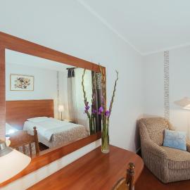 Hotel Pod Sosnami，位于Osieck的酒店