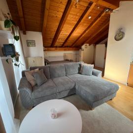 Gemütliche Dachgeschosswohnung mit Balkon，位于艾恩灵的酒店