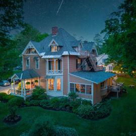 Brook Farm Inn，位于莱诺克斯的酒店