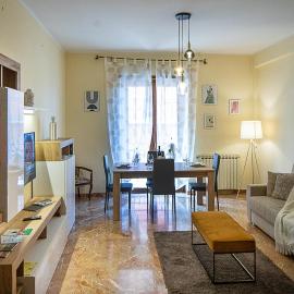 Corno Grande - spacious apartment - 2 baths - Wi Fi- city center - free parking，位于拉奎拉的酒店