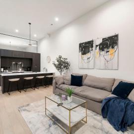 Chic River North Condo 2BR 2BA with Private Balcony，位于芝加哥的酒店
