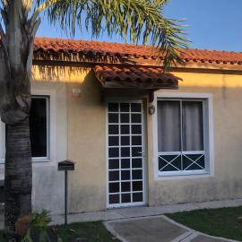 Casa Exclusiva em Condomínio a 400 Metros da Praia em Manguinhos, Área Gourmet, Vigilância 24hs, Wi-Fi，位于塞拉的酒店