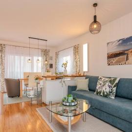 Magnolia modern house with spacious garden，位于诺瓦利娅的酒店