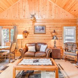 Secluded Bigfork Cabin w/ Canoes & Views!，位于比格福克的酒店