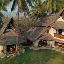 Beach-Front Sumbawa Surf House，位于Lemonga的酒店