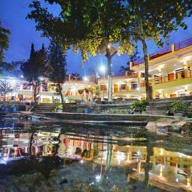 Pandu Lakeside Hotel Parapat，位于巴拉巴特的酒店