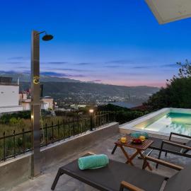 SeaviewHeaven - Private pool - Overlooking Chania，位于干尼亚的酒店