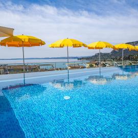 Sky Pool Hotel Sole Garda，位于加尔达的酒店