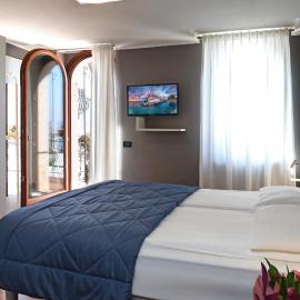 Albergo All'Ancora，位于加尔达的酒店