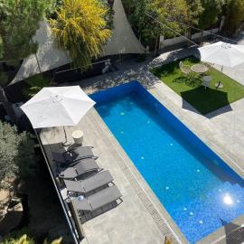 Costa Maresme Barcelona , Relax & Pool，位于卡夫里尔斯的酒店