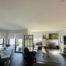 A Private Ensuite with AC and TV，位于Austral的酒店