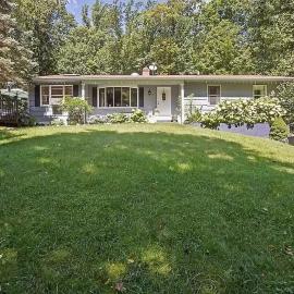 Large Private House on 5 Wooded Acres. Total Privacy!，位于哈克特斯敦的酒店