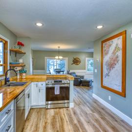 Captivating Coastline 2 BR Retreat with Ocean View，位于科迪亚克的酒店