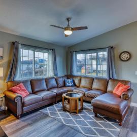 Rustic Retreat Charming 2 Bedroom Apt Sleeps 4，位于科迪亚克的酒店