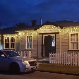 Ruapehu's 5-Star OLD POST OFFICE - Gorgeous 4-7 Bdr Holiday Home incl Sauna & Hot-Tub，位于Owhango的酒店
