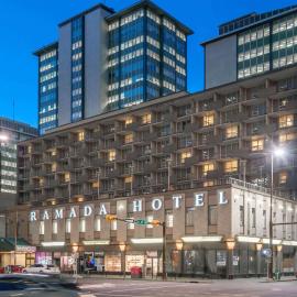 Ramada Plaza by Wyndham Calgary Downtown，位于卡尔加里的酒店