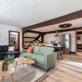 5BR Converted Church - Parking - Pool Table - WiFi，位于庞蒂浦的酒店