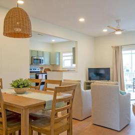 Charming Lewes-Rehoboth Retreat, Pet Friendly，位于刘易斯的酒店