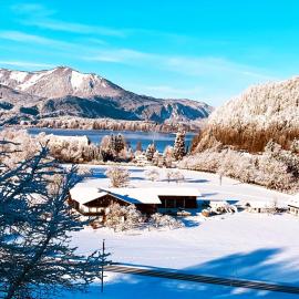 Wolfgangsee Seeblickplatzl，位于施特罗布尔的酒店