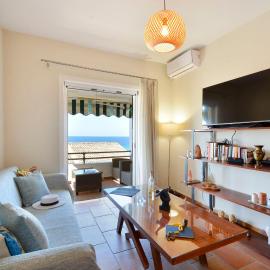 Two-bedroom Condo with Sea View in Glyfada，位于格利法达的酒店
