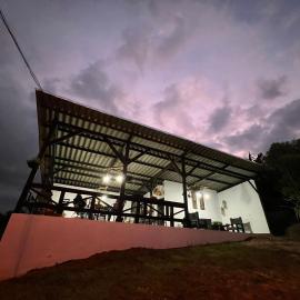 Hostal Restaurante Checha Dapa，位于Yumbo的酒店