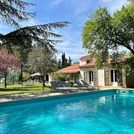 Villa des Trois Pins - Piscine, Climatisation, Pétanque et Tennis，位于鲁塞的酒店