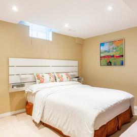 Cozy basement apartment in Newmarket，位于纽马克特的酒店