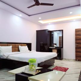 Hotel Pink Paradise,位于戈勒克布尔的酒店