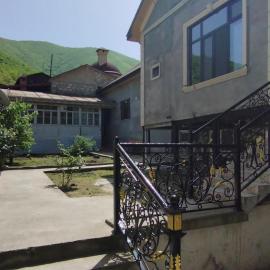 Ilham Mustafa Houses，位于舍基的酒店