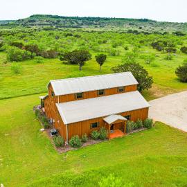 Cozy Strawn Cabin w/ Pool Access - Near Lake!，位于Strawn的酒店