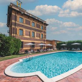 Hotel Villa Liberty，位于蓬泰库罗内的酒店
