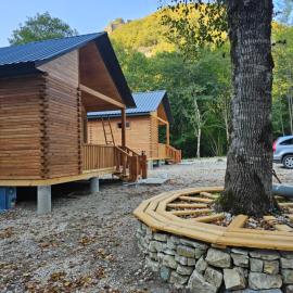 Cottages "InSxvava" Racha，位于安布罗劳里的酒店
