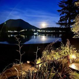 Waterfront Private Room With Hot Tub & Firepit，位于尤克卢利特的酒店