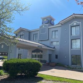 Days Inn & Suites by Wyndham Arlington Heights，位于阿灵顿海茨的酒店