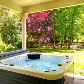 Le Parc Jean Édouard - Spa avec jacuzzi privé - Superbe villa 4 chambres - 9 couchages - 6 lits - Cheminée électrique - Parking - Climatisation réversible- Terrasse ombragée et grand jardin，位于Montech的酒店