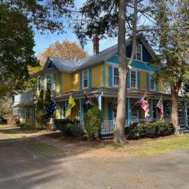 Inn on Fox Meadow - Spacious Victorian Inn，位于盖瑟斯堡的酒店