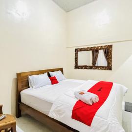 RedDoorz @ Gunari Guest House Merek Karo，位于Pertibi的酒店