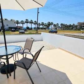 Beach Love Beachfront Apartment，位于皮拉的酒店
