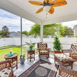 3 Mi to Beaches! Charming Bluffton Escape w/ Yard，位于布拉夫顿的酒店