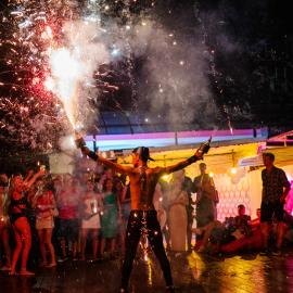 Base Ao Nang Beachfront Party Hostel 18-35 Years Old Only，位于奥南海滩的酒店