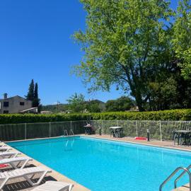 Hôtel Restaurant Douce France，位于Saint Alban Auriolles的酒店