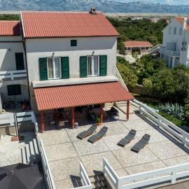 Apartment Kosljun with pool，位于Košljun的酒店