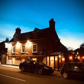 The Red Lion，位于霍尔比奇的酒店
